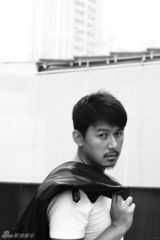 组图：吕行帅酷写真亮相 留起胡须尽显沧桑