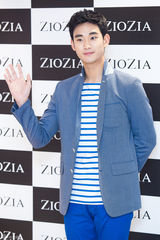 独家：金秀贤亮相签名会 立领西装清爽有范儿