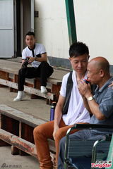 组图：梁汉文脚伤拆线拍MV 发起抱抱运动