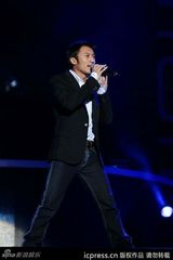 组图：谢霆锋献唱演唱会 蔡依林露胸垫上下走光