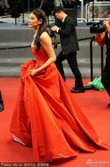 组图：张雨绮玫瑰红抹胸裙现身娇艳如花