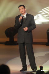 组图：香港艺术发展颁奖礼举办 周润发拥许鞍华