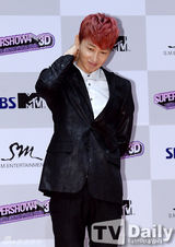 组图：SJ3D新片首映式 众成员正装出席宣传