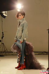 组图：卢凯彤为个唱拍海报 抱猫咪送红包