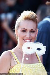 组图：《大环形路》首映 导演红毯获女儿献吻