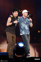 组图：曹格个唱力证与侧田兄弟情 刘德华低调助阵