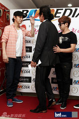 组图：神话Junjin父亲演出音乐剧成员到场支持