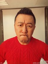 组图：郭涛穿大红毛衣过生日 与石头同是表情帝