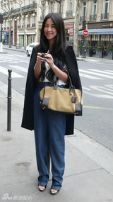 组图：朱珠巴黎个性街拍 休闲搭配凸显时尚品味