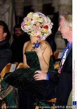 组图：Lady Gaga花冠头亮相伦敦时装周看秀