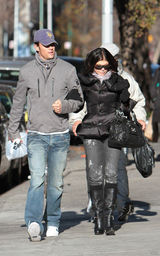 组图：黑眼豆豆主唱菲姬诞子 盘点夫妻恩爱照