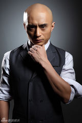 组图：1983组合新照 眼神犀利显阳刚绅士