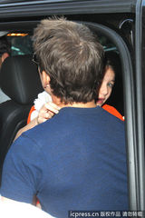 组图：汤姆-克鲁斯离婚后首探爱女 遭狗仔围堵