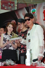 组图：黄宗泽望翻版胡杏儿夺港姐