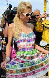 幻灯图：帕丽斯现身F1摩纳哥站 秀彩裙摆POSE成焦点