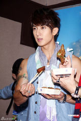 飞轮海化身列车长 带海外粉丝体验铁道之旅(图)