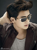 组图：朴炯植拍眼镜写真 展个性斯文双重魅力