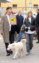 幻灯图集：德鲁-巴里摩尔闹市遛狗 墨镜有个性 