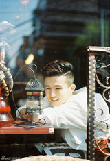 组图：郑斯仁春日街拍 演绎阳光“暖男情书”