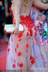 幻灯图集：《巡演》戛纳首映 透视装舞娘PK伊娃