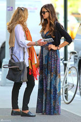 高清图：妮娜-杜波夫和母亲现身街头 长裙抢眼