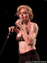 组图：麦当娜上演限制级 边跳边脱蹭猛男