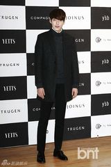 组图：金宇彬朴敏英亮相品牌活动展冬季时尚