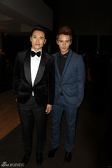 组图：徐正曦金色滑轮头亮相Vogue时尚盛典