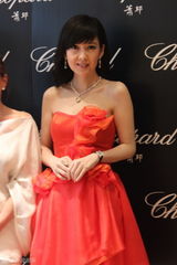 组图：周慧敏妩媚出席活动 肌肤白皙气质优雅高贵