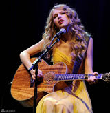 高清组图：泰勒-斯威夫特开唱 黄色吊带裙性感