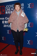 组图：林嘉欣亮相厚外套遮掩腹部否认再度怀孕