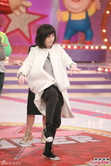 组图：张智霖录《奖门人》 伍咏薇周丽淇同场