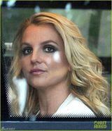 组图：布兰妮职业装显粗腿 坐双层巴士游伦敦