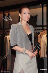 组图：舒淇出席时尚代言活动 气质高雅内蕴性感