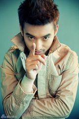 高清图：袁文康帅气写真曝光 雅痞气质显冬日时尚