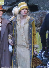 组图：绯闻女孩S片场热拥男星 风大掀裙尖叫