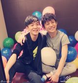 组图：谢娜为何炅准备生日派对 张杰吹气球