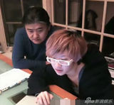 组图：刘欢22岁漂亮女儿狂野自拍照 秀肩部纹身