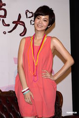 组图：曾之乔为新剧裸背上阵 被吴建豪袭胸吓坏父母