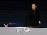 组图：韩花样滑冰公主金妍儿热身赛受轻伤