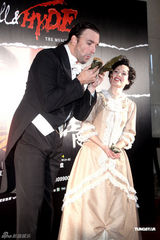 幻灯图：音乐剧《变身怪医》赴台演出 男主角吃粽子