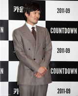 高清组图：全度妍宣传新片《倒计时》 星星装闪金光