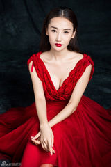 组图：高洋时尚大片红色长裙冷艳高贵