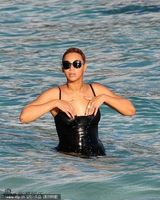 组图：碧昂斯产后度假秀身材 与老公海滩嬉戏