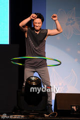 组图：金桢勋退役举办首场粉丝会 宣传新唱片