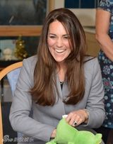 组图：凯特王妃造访儿童收容所 爱抚病童显母爱