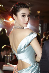 组图：范冰冰任品牌大使 露肩深V礼服爆乳性感