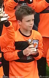 组图：小贝次子球赛夺奖心情愉悦 老爸帅气支持
