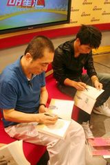 高清图：张艺谋携主演抵达新浪 青涩周冬雨受关注