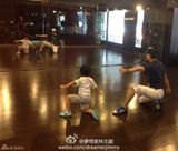 组图：微镜头下的小小志 呆萌可爱完胜童颜老爸